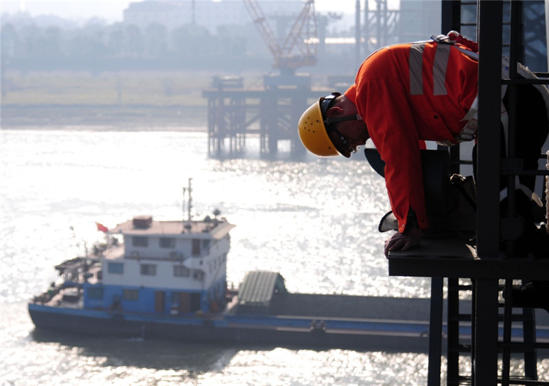 1月24日，在九江长江大桥上，陈瑜正在对航标灯进行检修。